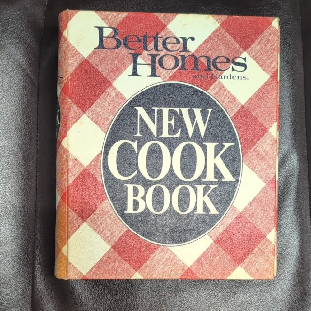 Better Homes And Gardens Red and Cream Checkered New Cook Book